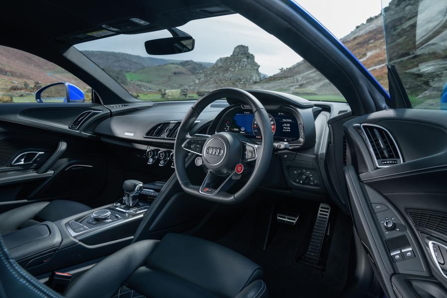 Интерьер Audi R8 V10 RWS 2018 года  (UK) (фото 5 из 40)
